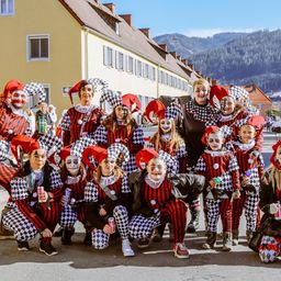Bild enthält, People, Person, Adult, Female, Woman, Festival, Car, Transportation, Vehicle, Face