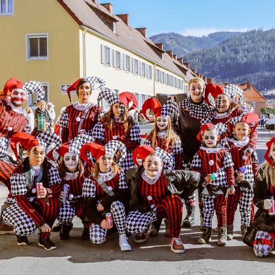 Bild enthält, People, Person, Adult, Female, Woman, Festival, Car, Transportation, Vehicle, Face