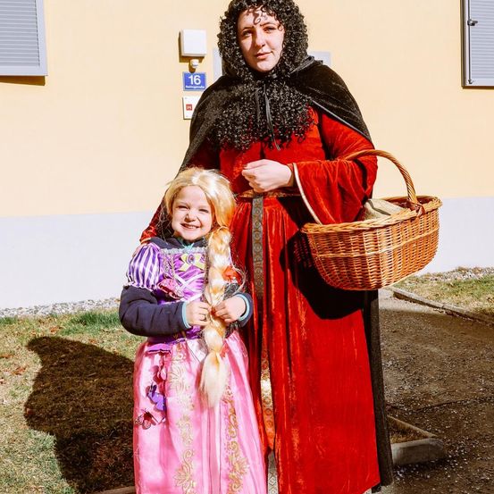 Bild enthält, Adult, Female, Person, Woman, Child, Girl, Hair, Face, Head