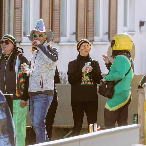 Bild enthält, Hat, Adult, Female, Person, Woman, Male, Man, Coat, Jeans, Jacket