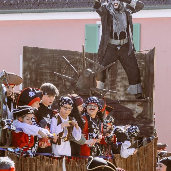 Bild enthält, Costume, Person, Adult, Male, Man, Child, Female, Girl, Portrait, Woman