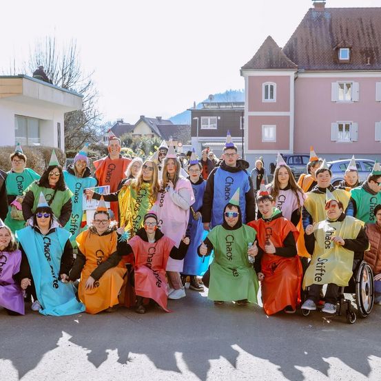 Bild enthält, People, Person, Shelter, Adult, Female, Woman, College, Groupshot, Glasses, Child