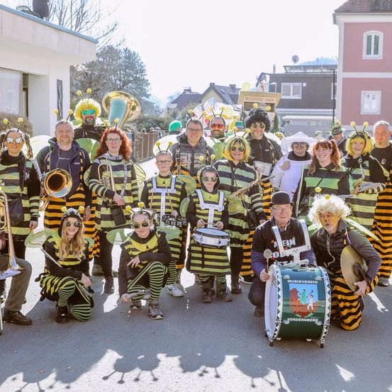 Bild enthält, People, Person, Group Performance, Music Band, Musician, Performer, Adult, Male, Man, Baton