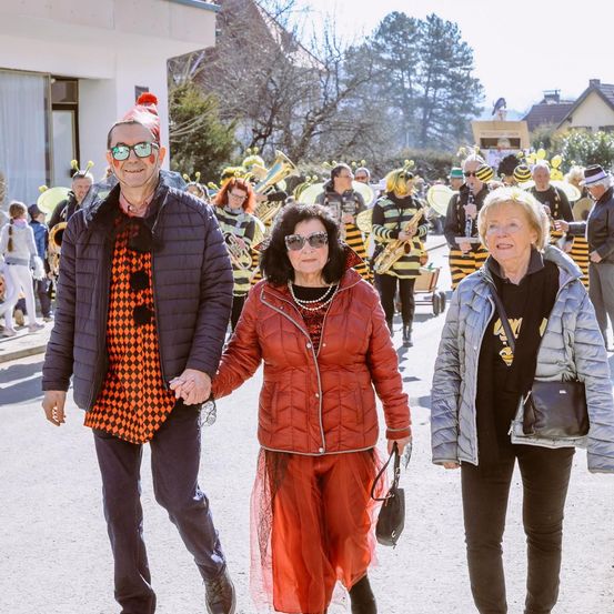 Bild enthält, People, Person, Walking, Coat, Adult, Male, Man, Pants, Jacket, Woman