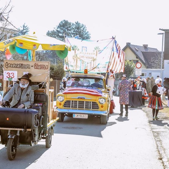 Bild enthält, Urban, Adult, Male, Man, Person, Car, E-scooter, Shoe, Kangaroo, Glasses
