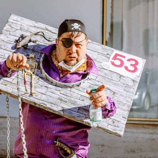 Bild enthält, Adult, Male, Man, Person, Animal, Lizard, Reptile, Face, Head, Symbol