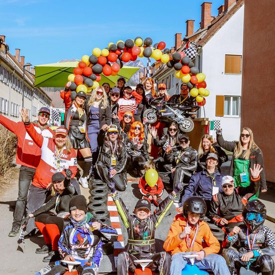 Bild enthält, People, Person, Adult, Female, Woman, Boy, Child, Male, Man, E-scooter