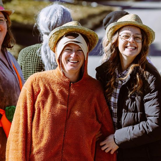 Bild enthält, Face, Happy, Head, Laughing, Person, Smile, Adult, Female, Woman, Coat