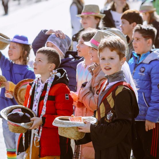 Bild enthält, Hat, People, Person, Costume, Boy, Child, Male, Coat, Face, Festival
