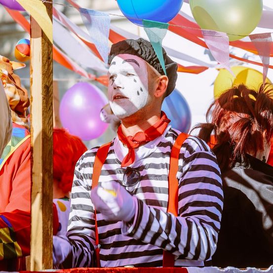 Bild enthält, Clothing, Glove, Adult, Male, Man, Person, Female, Woman, Performer, Balloon