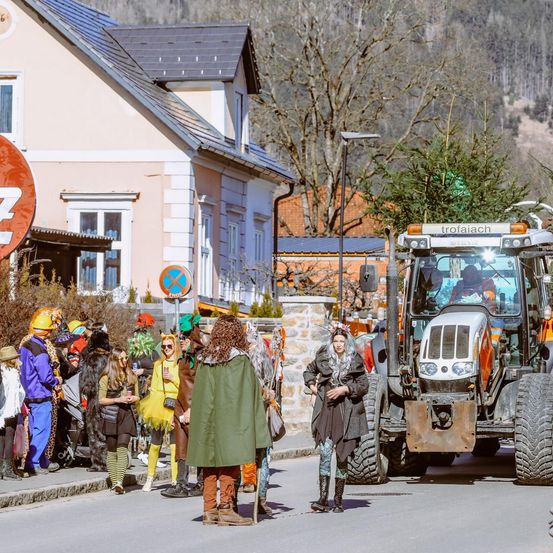 Bild enthält, Adult, Female, Person, Woman, Worker, Nature, Outdoors, Countryside, Clothing, Coat