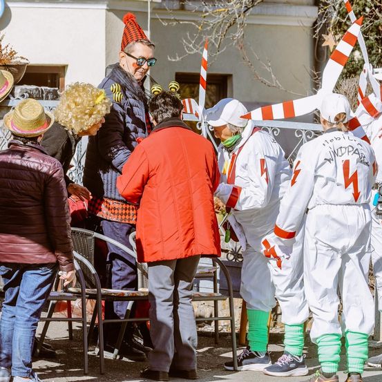 Bild enthält, Adult, Male, Man, Person, Boy, Child, Clothing, Glove, Festival, Shoe
