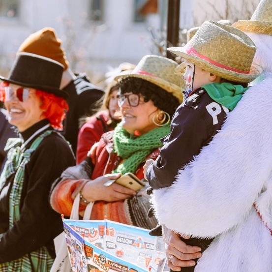 Bild enthält, Festival, Adult, Male, Man, Person, Female, Woman, Baseball Cap, Glasses, Face