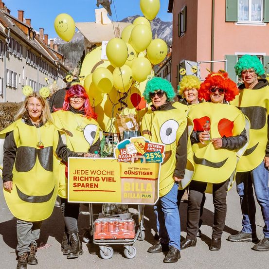 Bild enthält, Adult, Female, Person, Woman, Balloon, Parade, Shoe, Face, Glasses, Necklace