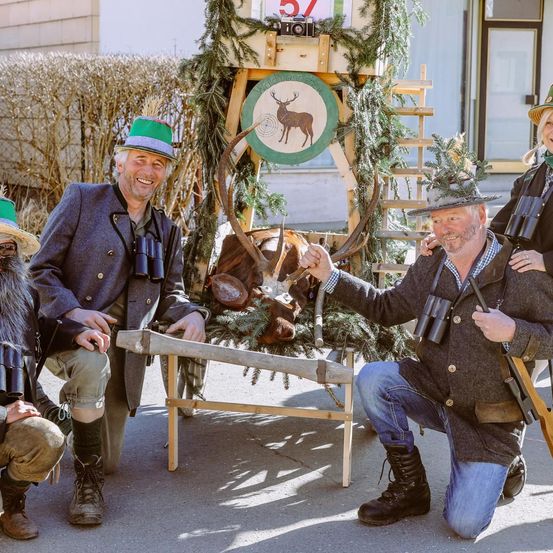 Bild enthält, People, Person, Gun, Adult, Male, Man, Festival, Face, Head, Christmas