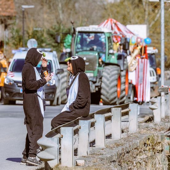 Bild enthält, Person, Romantic, Photography, Hoodie, Outdoors, Wedding Proposal, Adult, Male, Man, Nature
