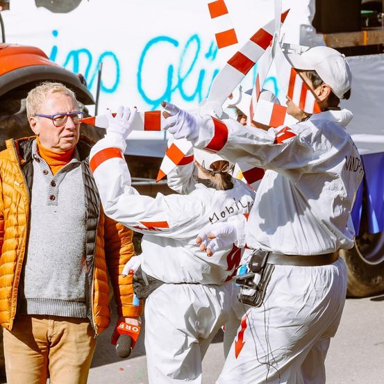 Bild enthält, Clothing, Glove, Adult, Male, Man, Person, Celebrating, People, Worker, Jacket