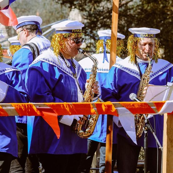 Bild enthält, People, Person, Microphone, Group Performance, Music Band, Adult, Male, Man, Glasses, Face
