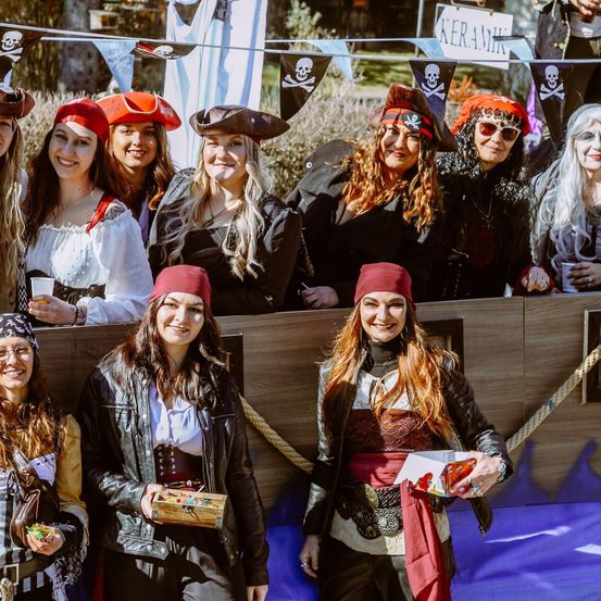Bild enthält, Festival, Adult, Female, Person, Woman, Halloween, Bride, Baseball Cap, Face, Glasses