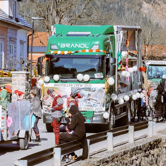 Bild enthält, Bumper, Transportation, Vehicle, Person, Truck, Moving Van, Van