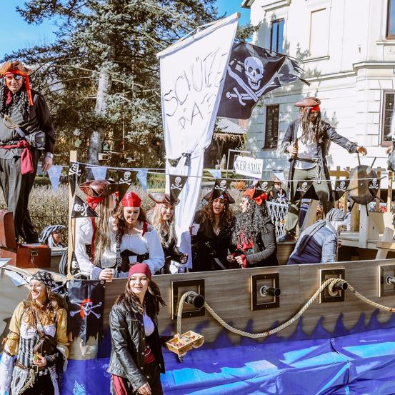 Bild enthält, Adult, Female, Person, Woman, Festival