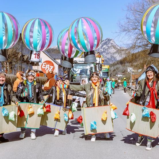Bild enthält, People, Person, Adult, Female, Woman, Balloon, Parade