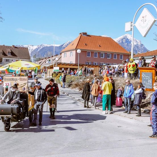 Bild enthält, Person, People, Urban, Nature, Outdoors, Shoe, Countryside, Village, Handbag, Motorcycle