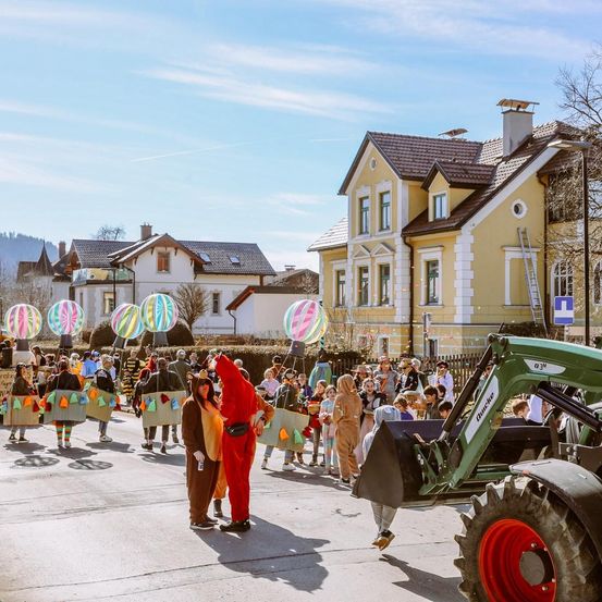 Bild enthält, People, Person, Urban, Clothing, Footwear, Shoe, City, Hat, Car, Neighborhood