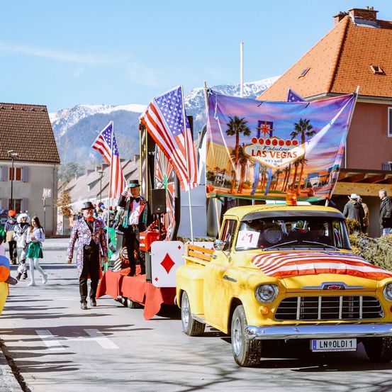 Bild enthält, Footwear, Shoe, Parade, Person, Car, Vehicle, Handbag, Wheel, Urban, Pride Parade