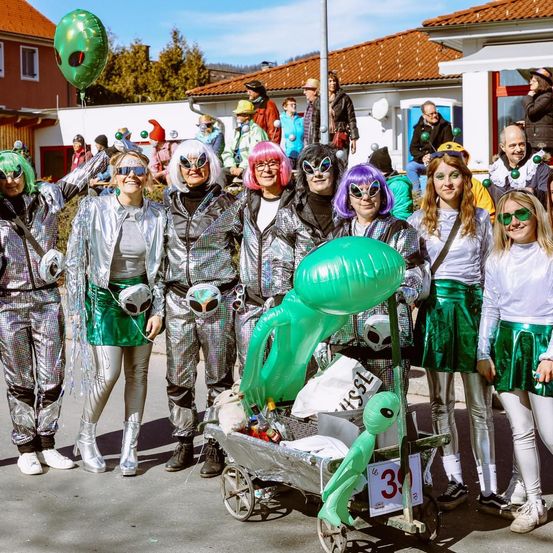 Bild enthält, Female, Girl, Person, Teen, Skirt, People, Balloon, Boy, Male, Woman