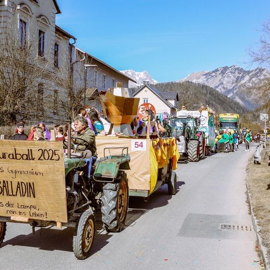 Bild enthält, Fun, Vacation, Person, Road Trip, Shoe, Hat, Wheel, Urban, Face, Hoodie
