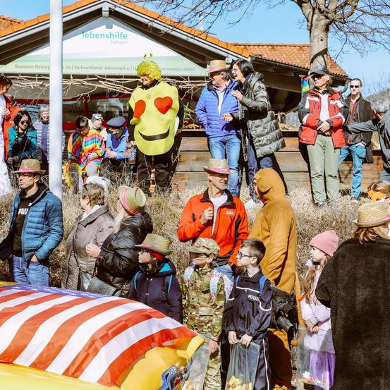 Bild enthält, Adult, Female, Person, Woman, Shelter, Male, Man, Coat, Bag, Jeans
