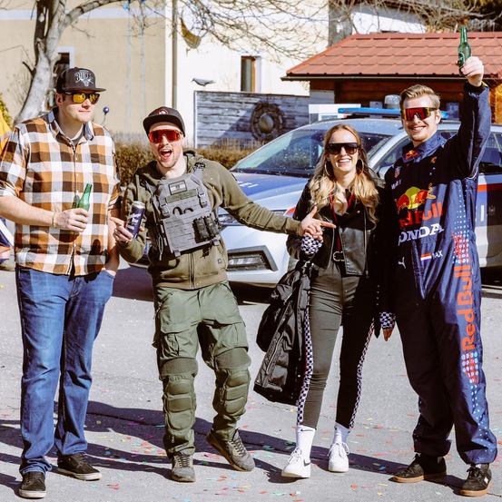 Bild enthält, People, Person, Jeans, Adult, Male, Man, Sword, Coat, Glasses, Arrest