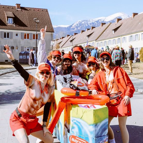 Bild enthält, People, Person, Adult, Female, Woman, Neighborhood, Urban, Pushing, Shorts, Baseball Cap