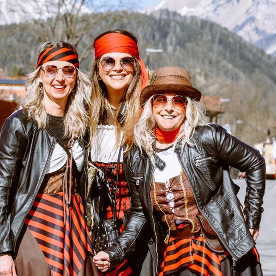 Bild enthält, Clothing, Coat, Jacket, Adult, Female, Person, Woman, Sunglasses, Face, Head