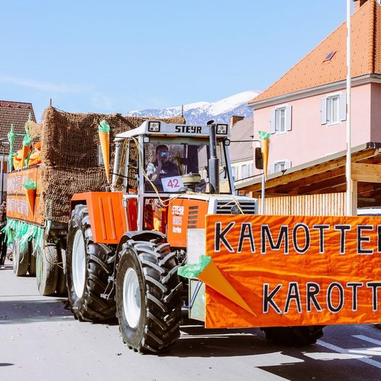 Bild enthält, Neighborhood, Person, Worker, Footwear, Shoe, Accessories, Glasses, Bulldozer, Machine, City