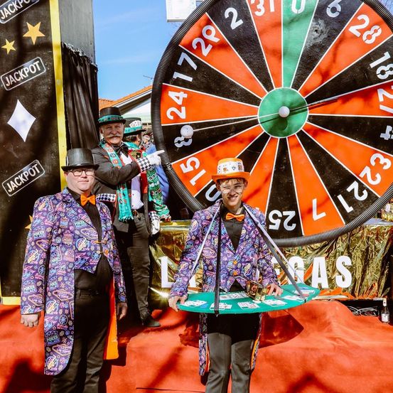 Bild enthält, Urban, Coat, Adult, Male, Man, Person, Night Life, Game, Glove, Fun