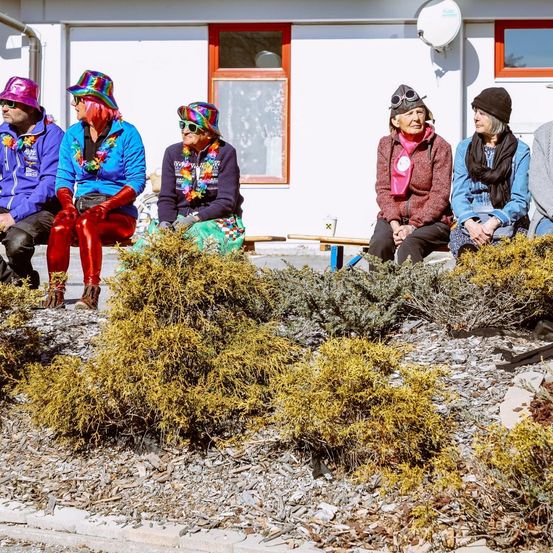 Bild enthält, Vegetation, Adult, Female, Person, Woman, Male, Man, Hat, Coat, Bush