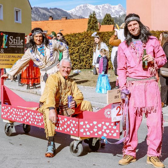 Bild enthält, Adult, Female, Person, Woman, Male, Man, Pushing, Alcohol, Beer, Beverage