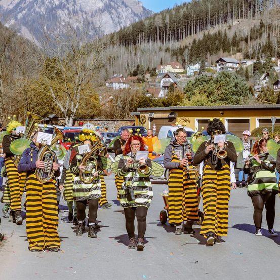 Bild enthält, People, Person, Nature, Outdoors, Countryside, Adult, Female, Woman, Rural, Shoe