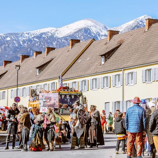 Bild enthält, People, Person, Urban, Clothing, Footwear, Shoe, Jeans, Pants, Coat