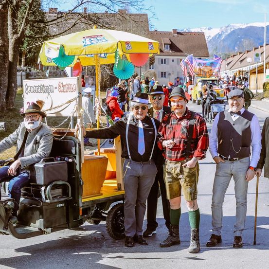 Bild enthält, Coat, Urban, Adult, Male, Man, Person, E-scooter, Shorts, Tie, People