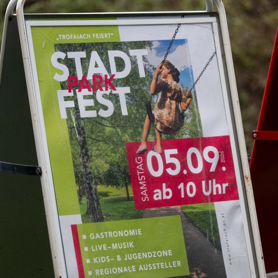 Ein Plakat für das Stadt Park Fest zeigt ein Mädchen auf einer Schaukel, mit dem Datum 05.09.2020 und Informationen über Gastronomie, Live-Musik, Kinder- und Jugendzone sowie regionale Aussteller.