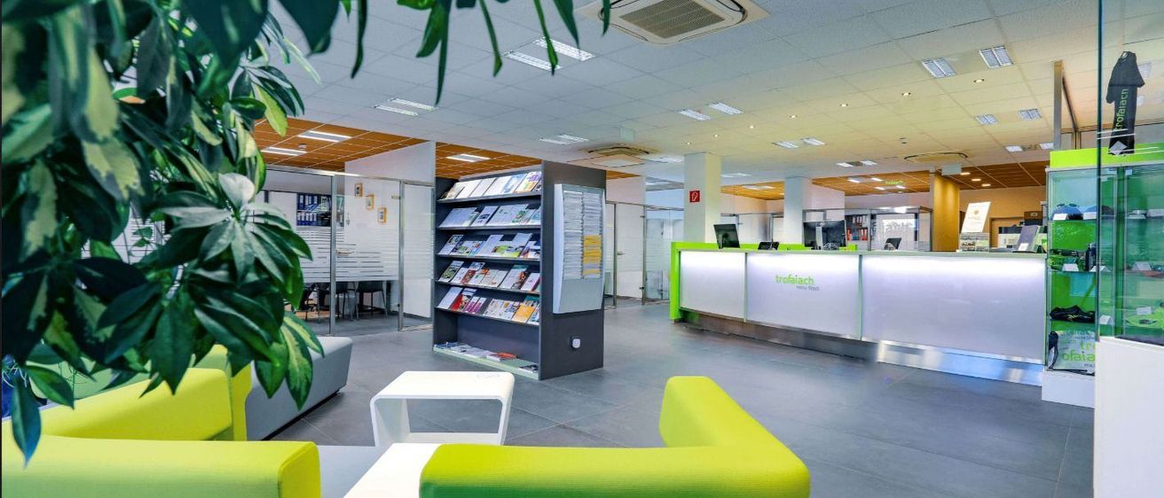 Bild enthält, Architecture, Building, Furniture, Indoors, Lounge, Foyer, Monitor, Chair, Library, Shop