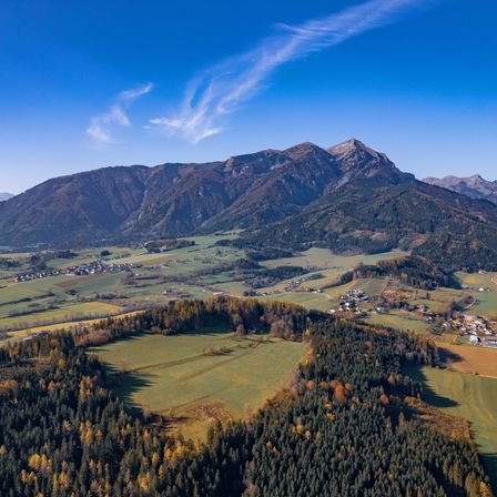 Bild enthält, Nature, Outdoors, Plateau, Mountain, Mountain Range, Scenery, Peak, Wilderness, Tree, Countryside