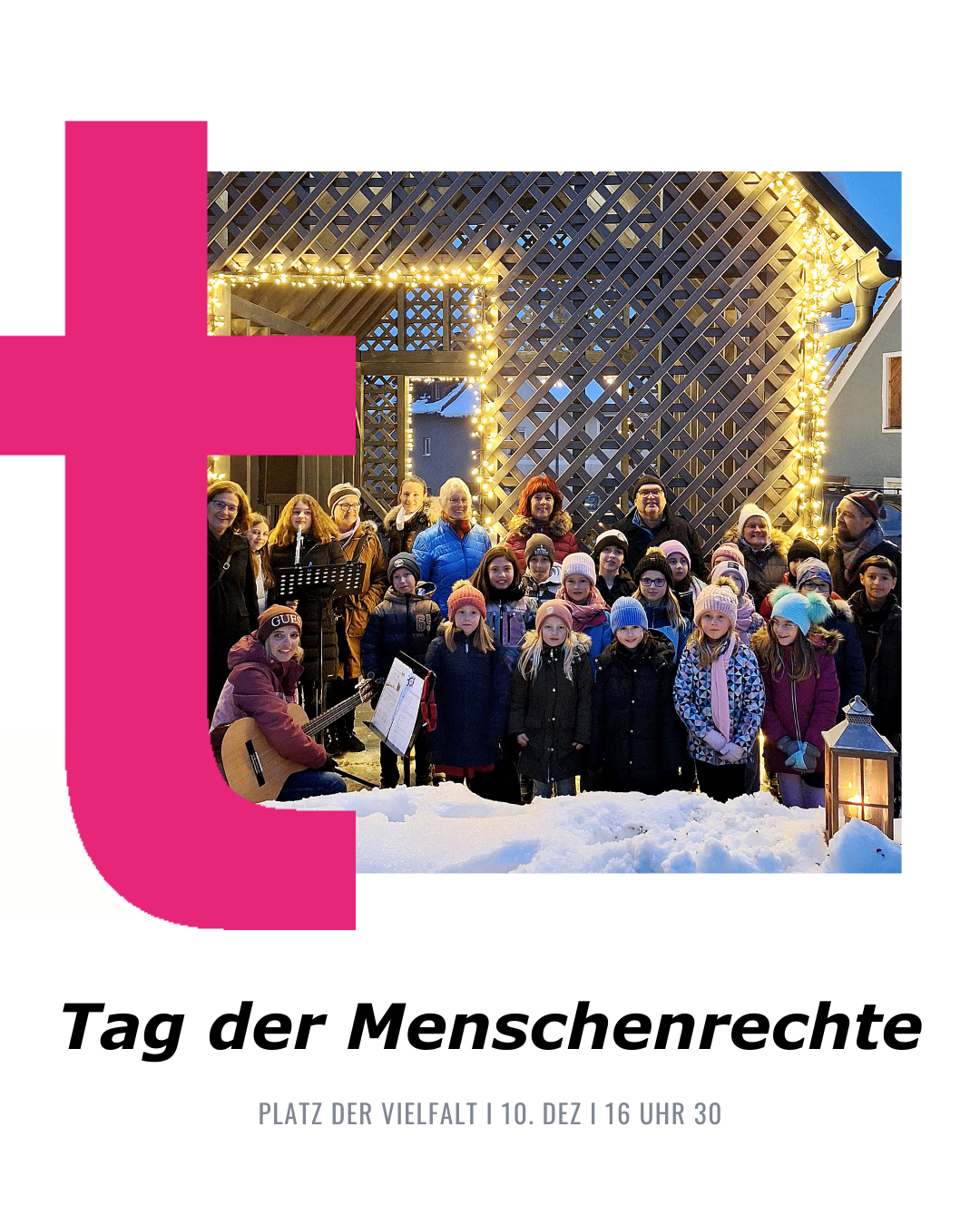 Eine Gruppe von Menschen, die warm gekleidet sind, steht im Schnee mit einem rosa Buchstaben T im Vordergrund, der von Weihnachtslichtern beleuchtet wird. Unter dem Bild steht der Text 'Tag der Menschenrechte'.
