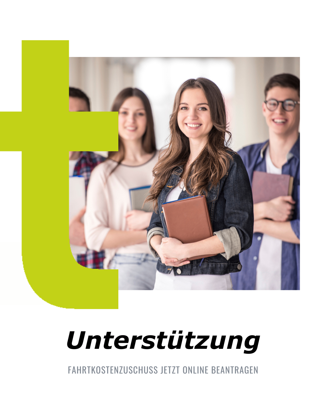 Eine lächelnde Frau hält ein Buch in der Hand und steht zwischen zwei anderen, eine hält ein Buch und der andere trägt eine Brille. Sie stehen zusammen.