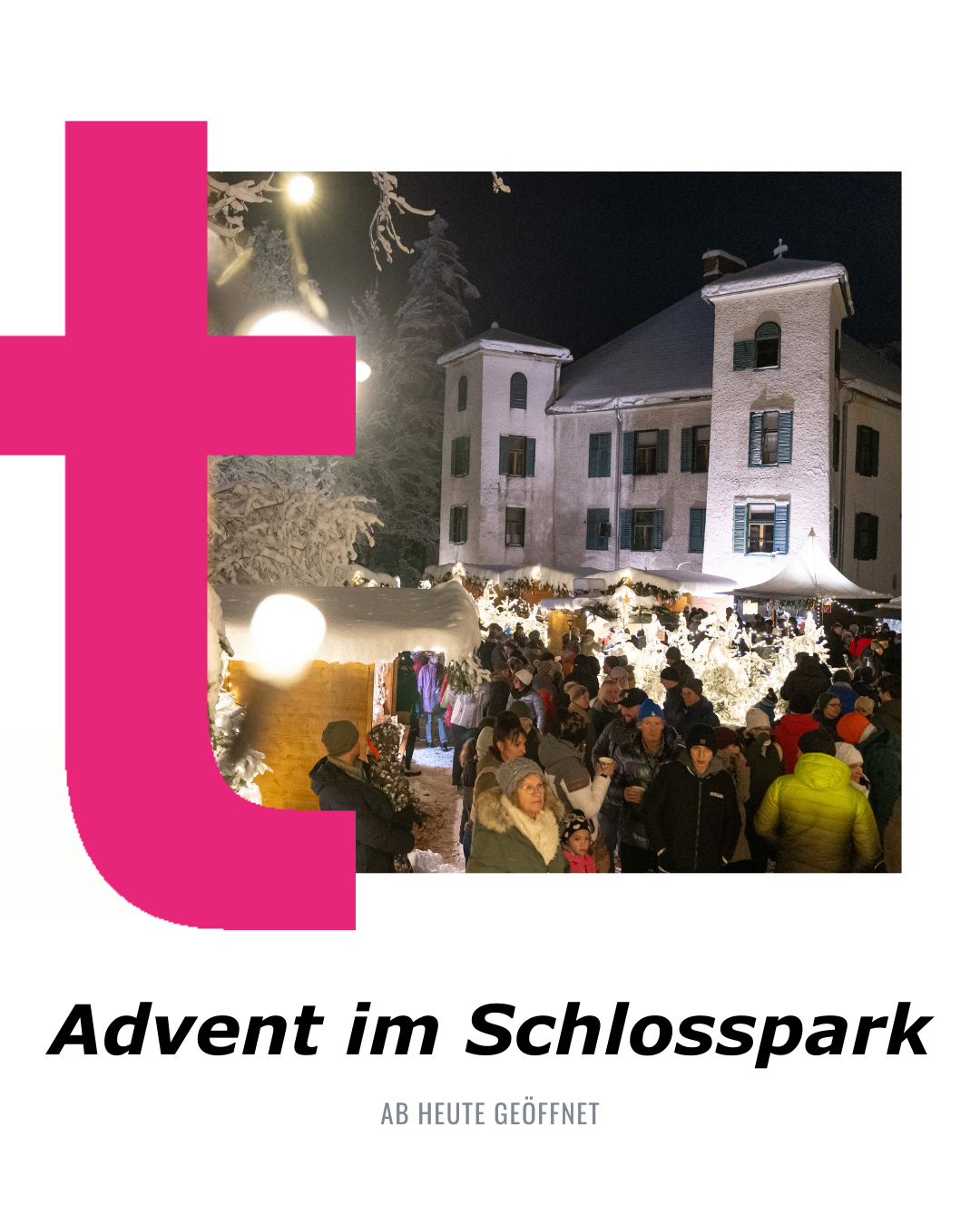 Nachtansicht eines verschneiten Weihnachtsmarktes, beleuchtet mit Lichtern. Menschen versammeln sich vor Ständen, einige mit Kindern, vor einem großen weißen Gebäude.