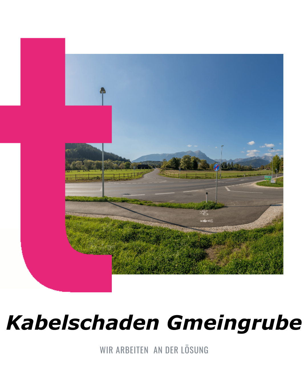 Ein Foto eines Kreisverkehrs mit grün bewachsener Umgebung, Bergen im Hintergrund und einem Mast mit einem Schild, das 'Kabelschaden Gmeingrube' anzeigt.