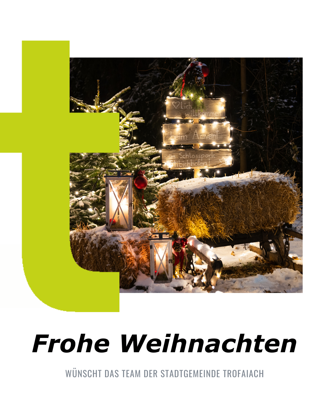 Ein beleuchteter Weihnachtsbaum mit Laterne, umgeben von Schnee und einem Heuhaufen mit einem Schild, das 'Frohe Weihnachten' besagt.